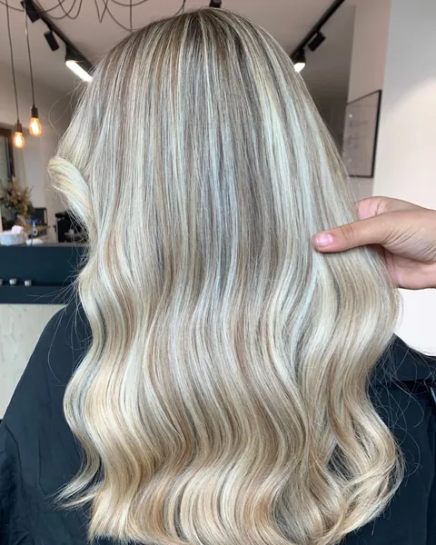Langes champagnerblondes Haar mit großen Wellen