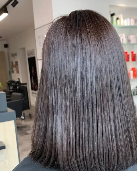 Glattes, dunkelbraunes Haar in Espresso, frisch gefärbt und geföhnt