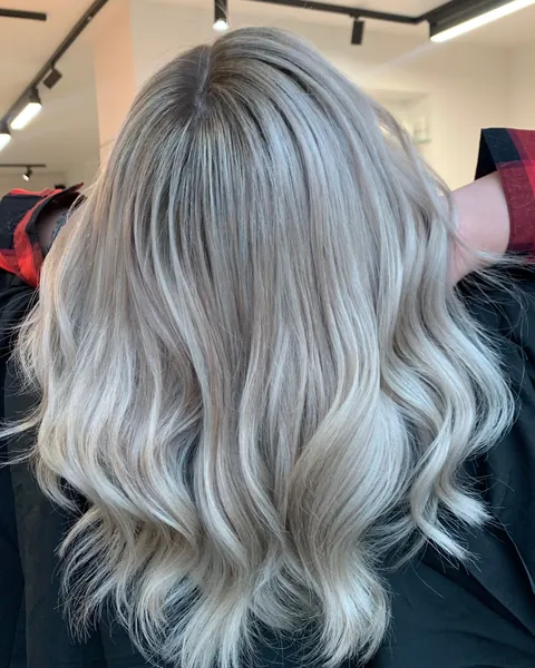Kühles Platin- und Silberblond, schulterlang gewellt