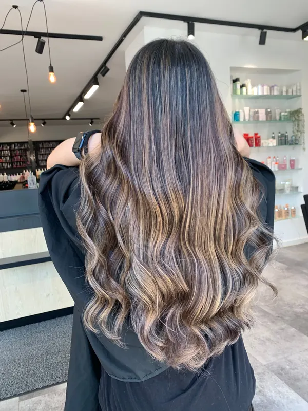 Lange brünette Haare mit Balayage und Wellen