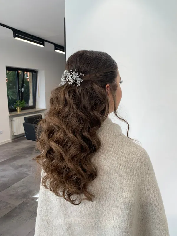 Halboffene Brautfrisur mit Locken und Haarschmuck